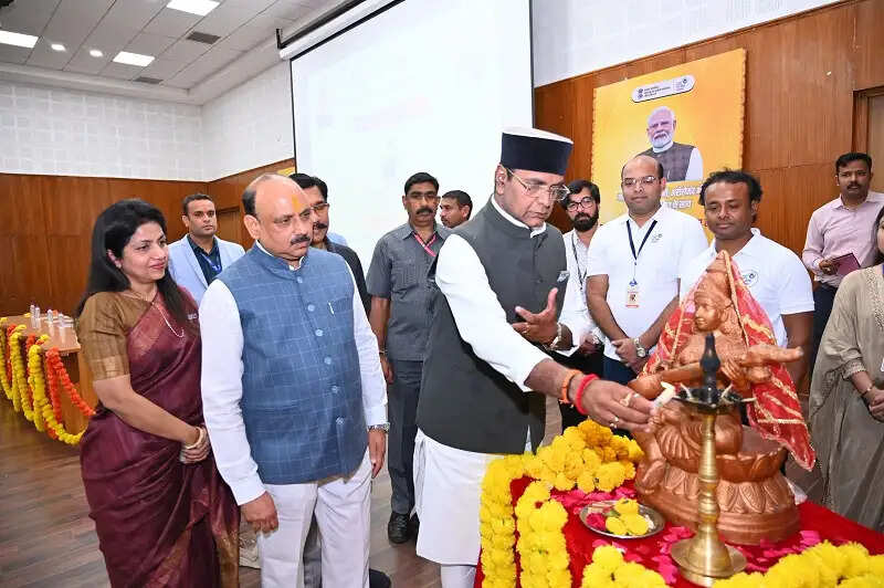 स्वस्थ और सशक्त समाज के निर्माण के लिए मजबूत स्वास्थ्य व्यवस्था आवश्यक: मंत्री सारंग