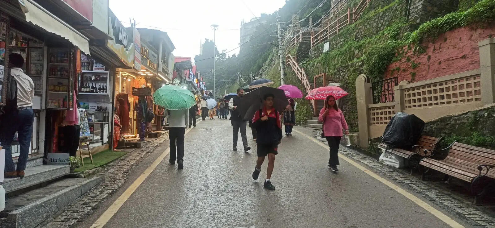 हिमाचल में बारिश से जनजीवन अस्त-व्यस्त, 259 सड़कें बंद, कुल्लू में स्कूल बंद