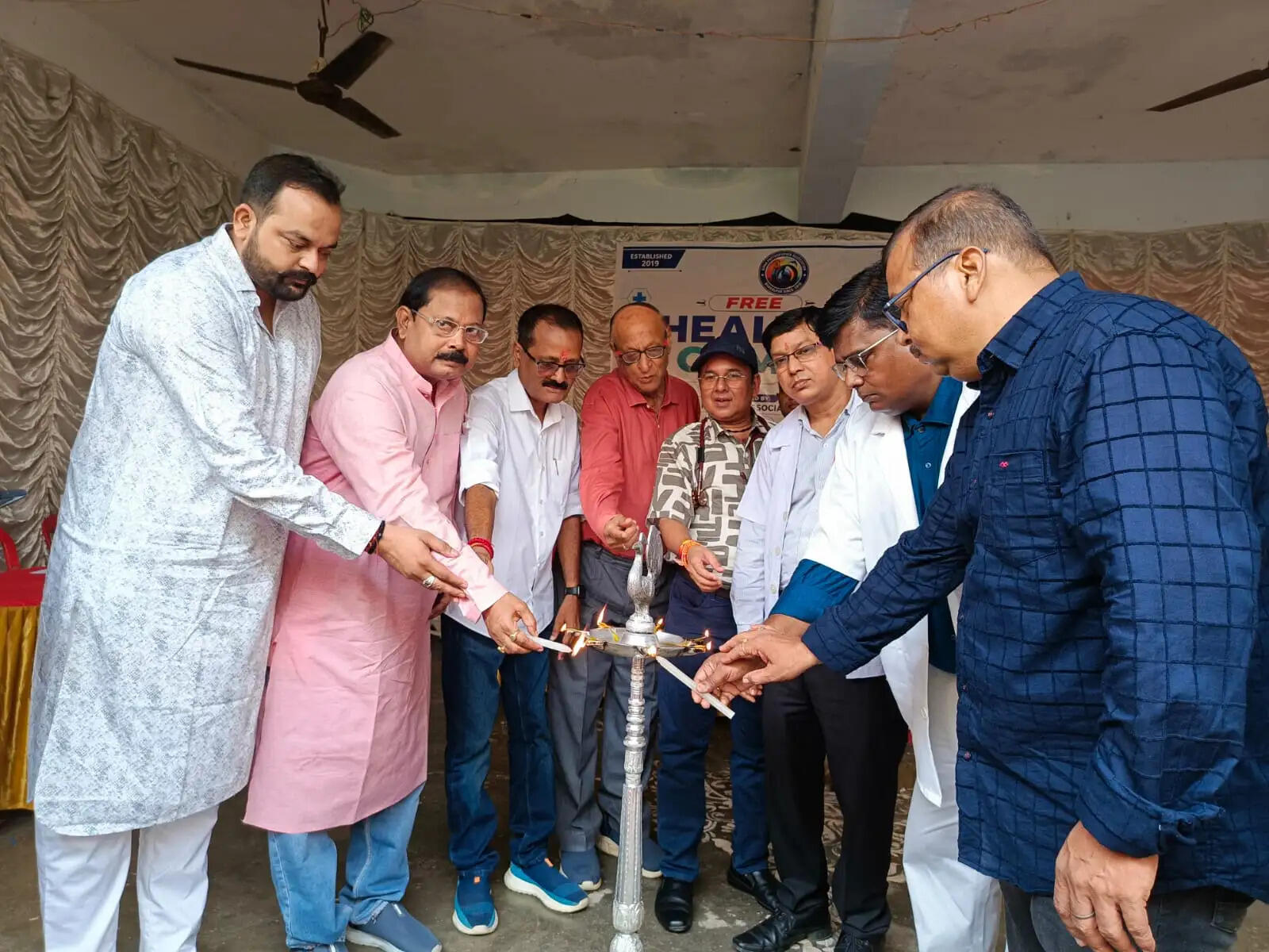 विश्व फोटोग्राफी दिवस पर निःशुल्क स्वास्थ्य शिविर और वृक्षारोपण कार्यक्रम आयोजित