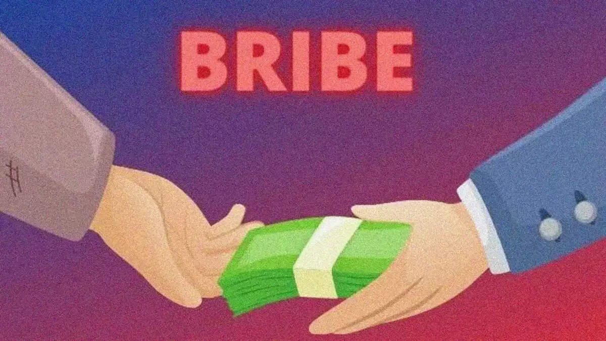 ग्राम विकास अधिकारी को साढे पांच हजार रुपये रिश्वत लेते पकडा