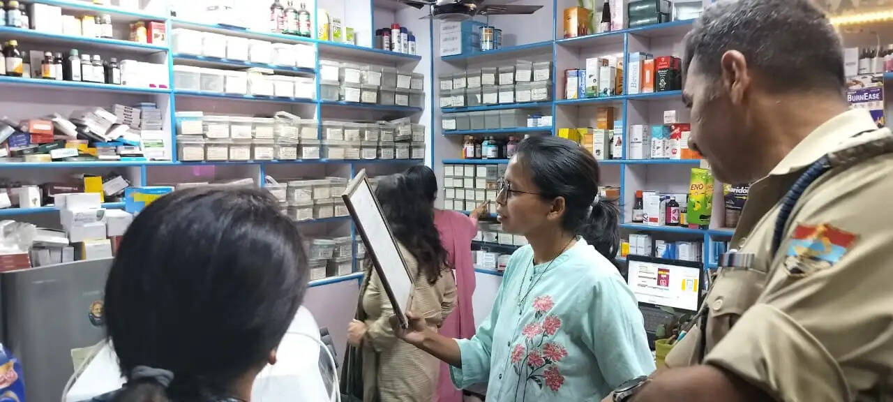 सुशीला तिवारी अस्पताल के नजदीक के मेडिकल स्टोरों पर छापा कई मेडिकल स्टोरो पर अनियमितताएं पाई गई