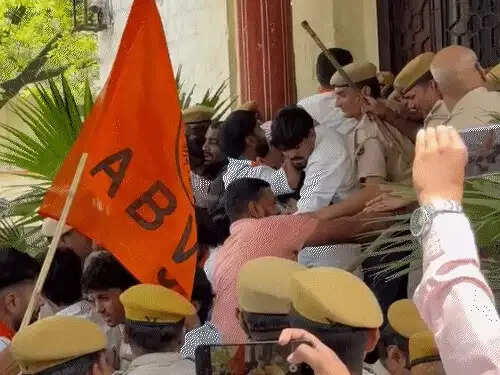 छात्रसंघ चुनाव बहाली की मांग पर राजस्थान यूनिवर्सिटी में एबीवीपी ने किया हंगामा