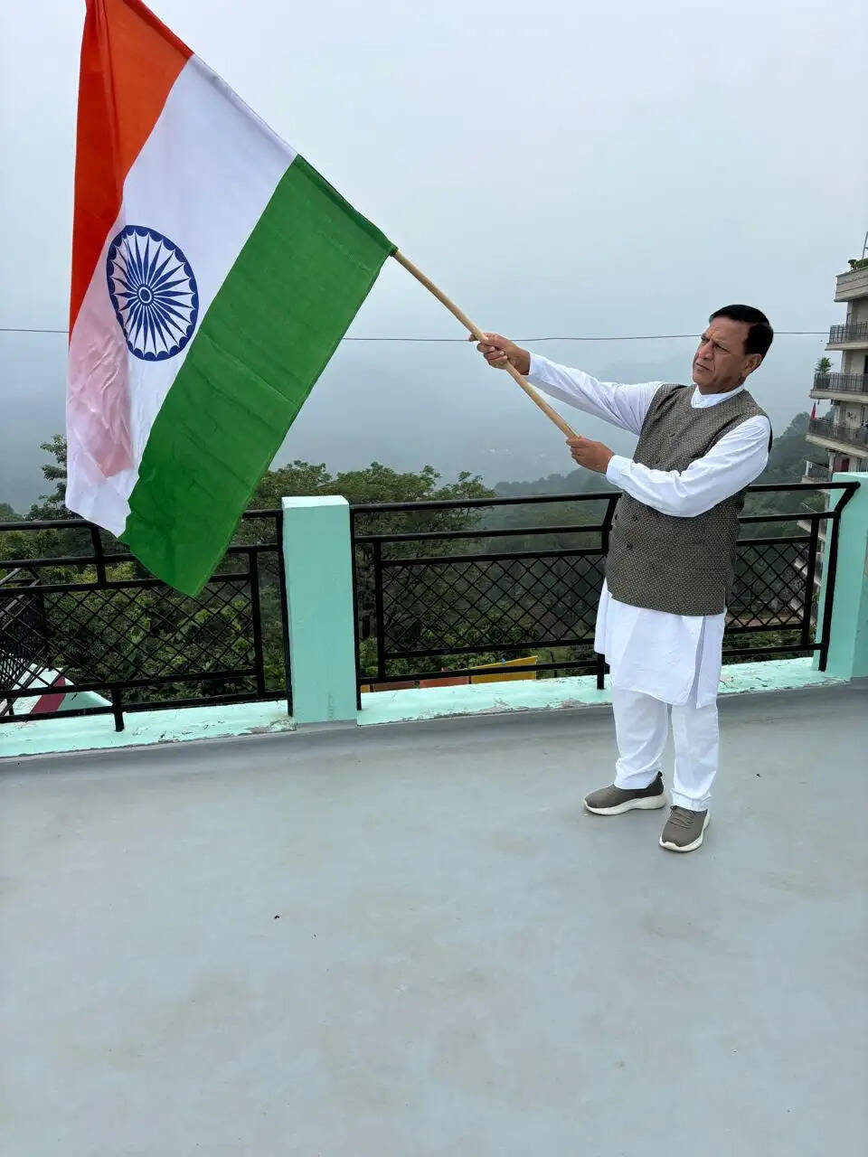 हर घर तिरंगा अभियान के तहत डॉ. राजीव बिंदल ने अपने आवास पर फहराया तिरंगा