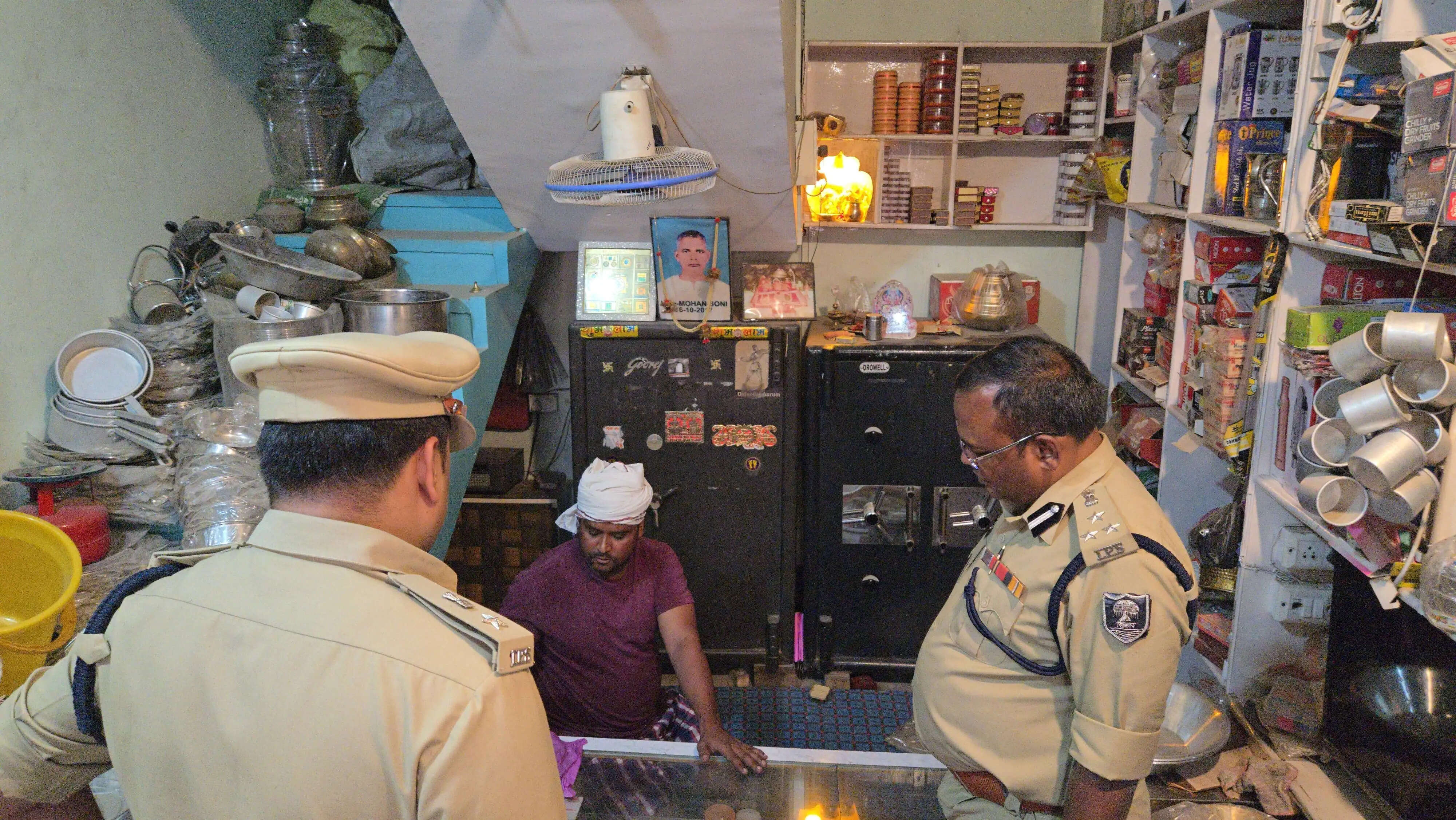 जामापुर लूटकांड स्थल पर पहुंचे डीआईजी, शीघ्र गिरफ्तारी का दिया निर्देश