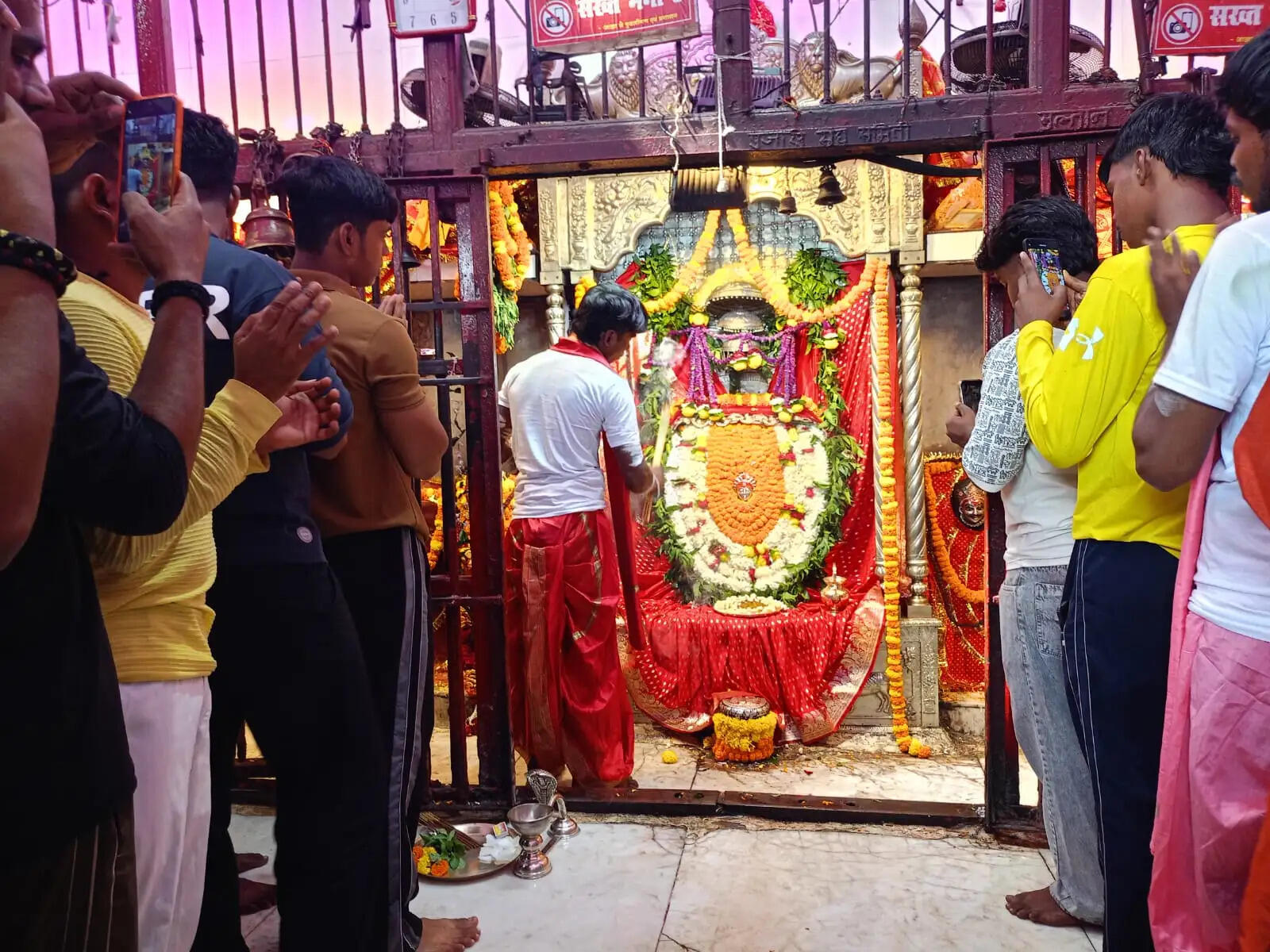 नवरात्र के पहले दिन बड़ी शीतला माता धाम में उमड़ा आस्था का सैलाब