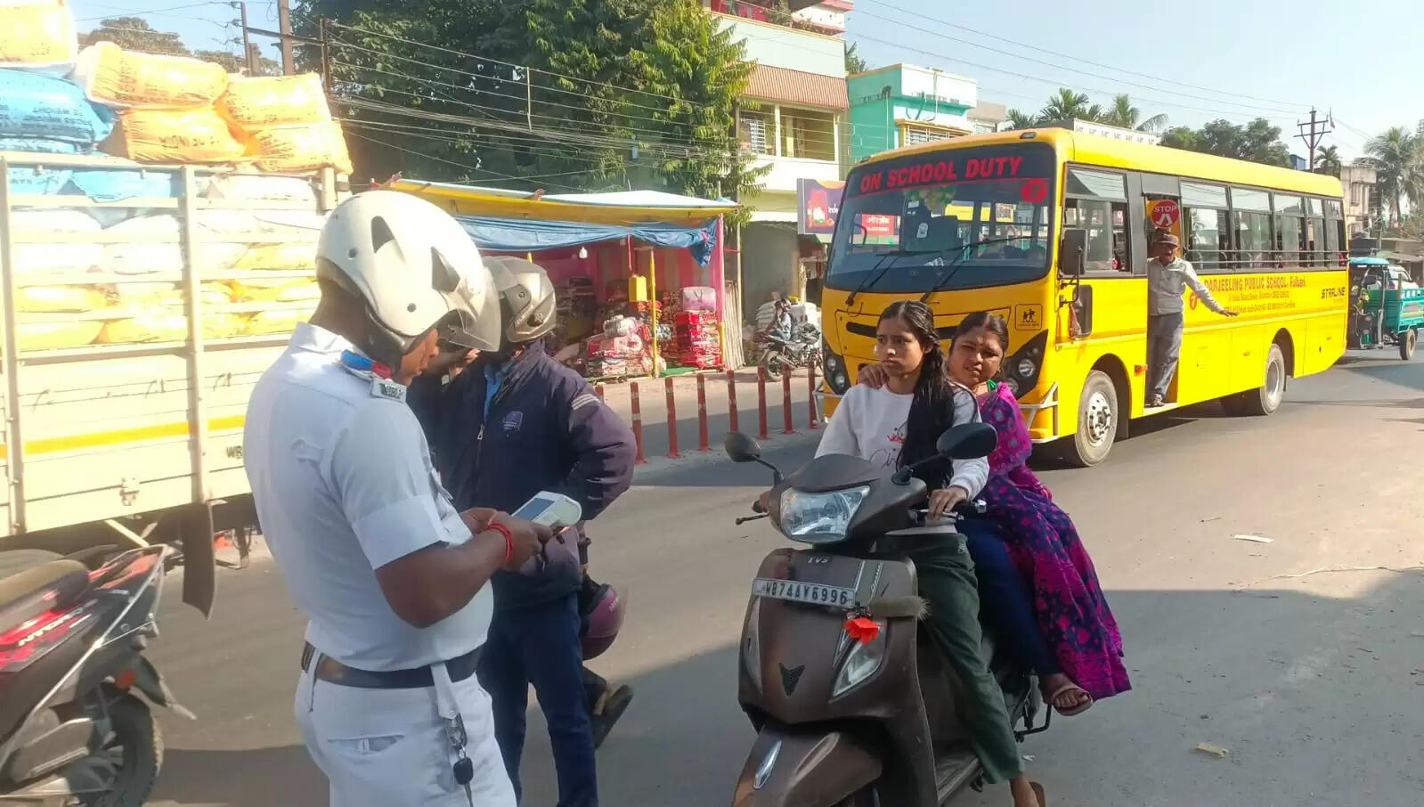 सिलीगुड़ी में ट्रैफिक पुलिस की सख़्ती, बिना हेलमेट चालकों का कटा चालान