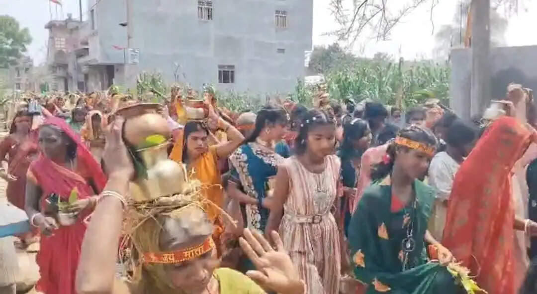 रामनवमी को लेकर निकाली गई कलश शोभायात्रा