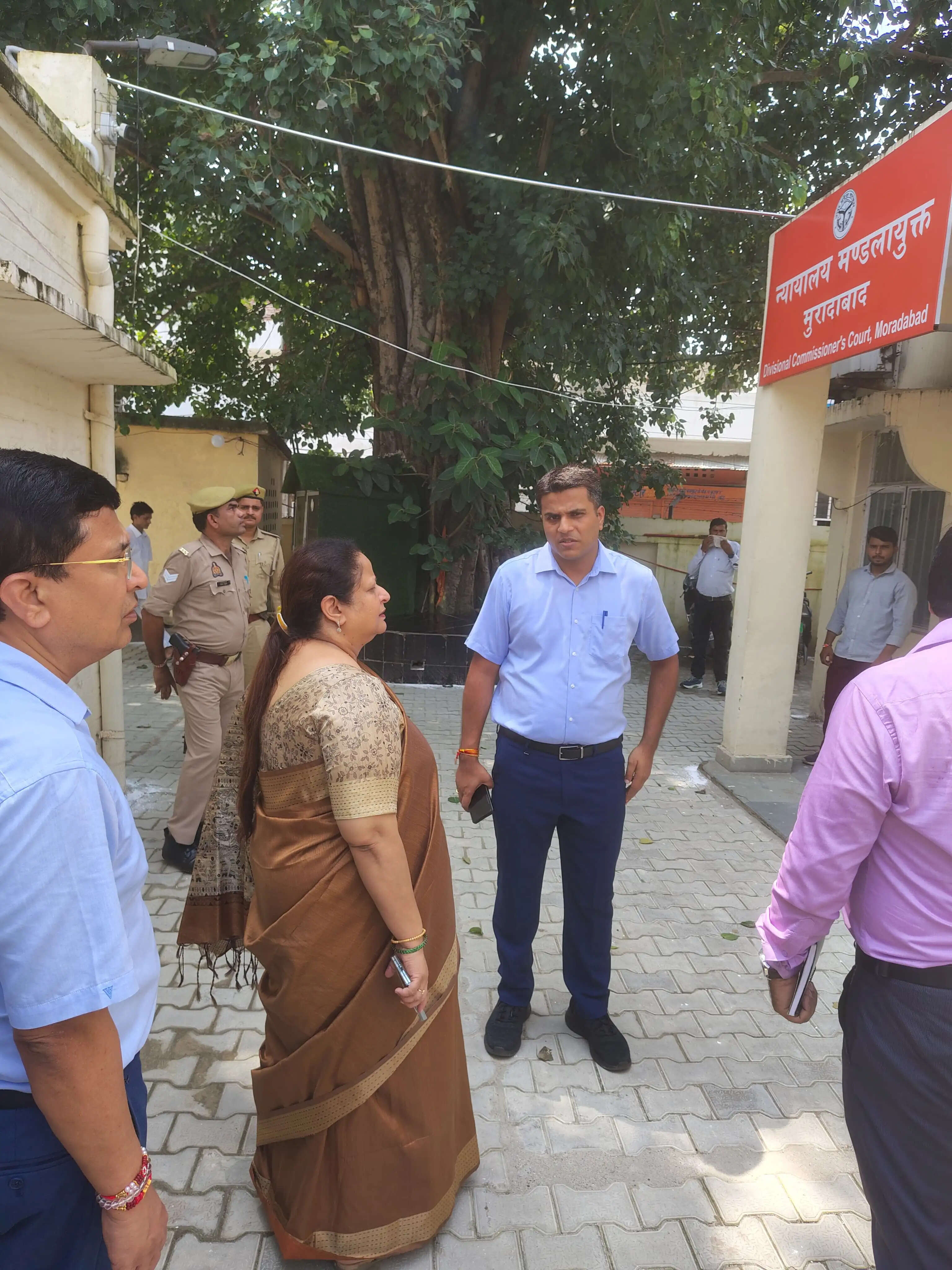 प्रत्येक पटल पर संबंधित अधिकारी एवं कर्मचारियों की नेम प्लेट अनिवार्य रूप से प्रदर्शित हो : कमिश्नर