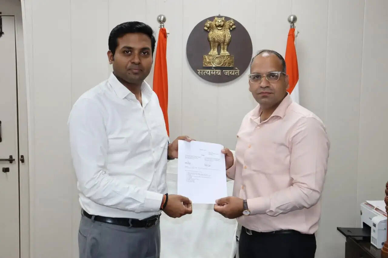 नवागत वरिष्ठ मंडल वाणिज्य प्रबंधक महेश यादव ने ग्रहण किया पदभार