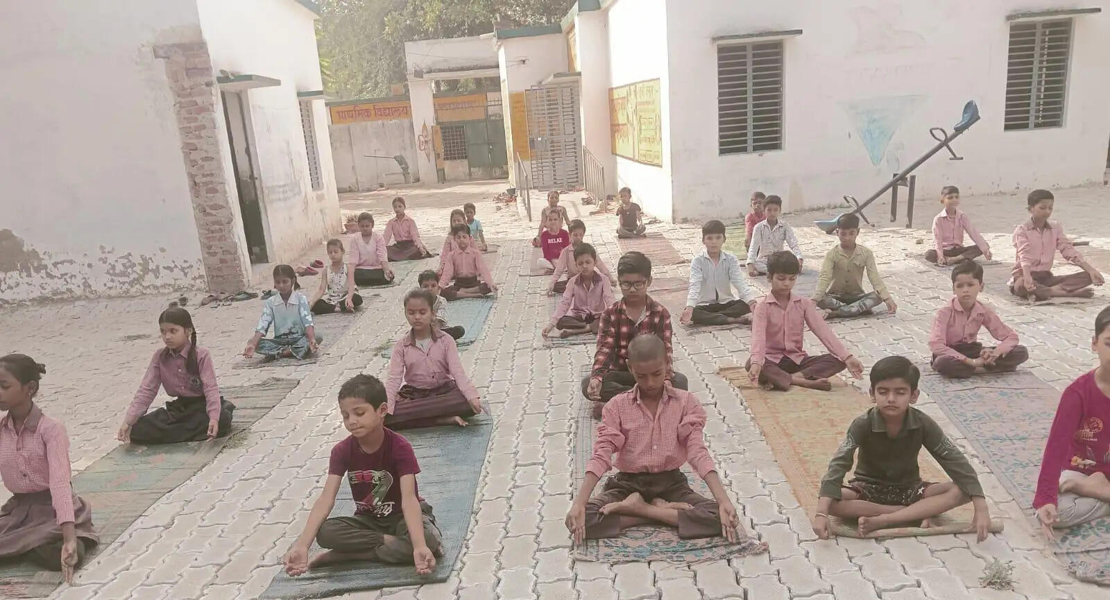 औरैया में दैनिक योग से निखर रहा विद्यार्थियों का व्यक्तित्व, स्वास्थ्य में सकारात्मक बदलाव