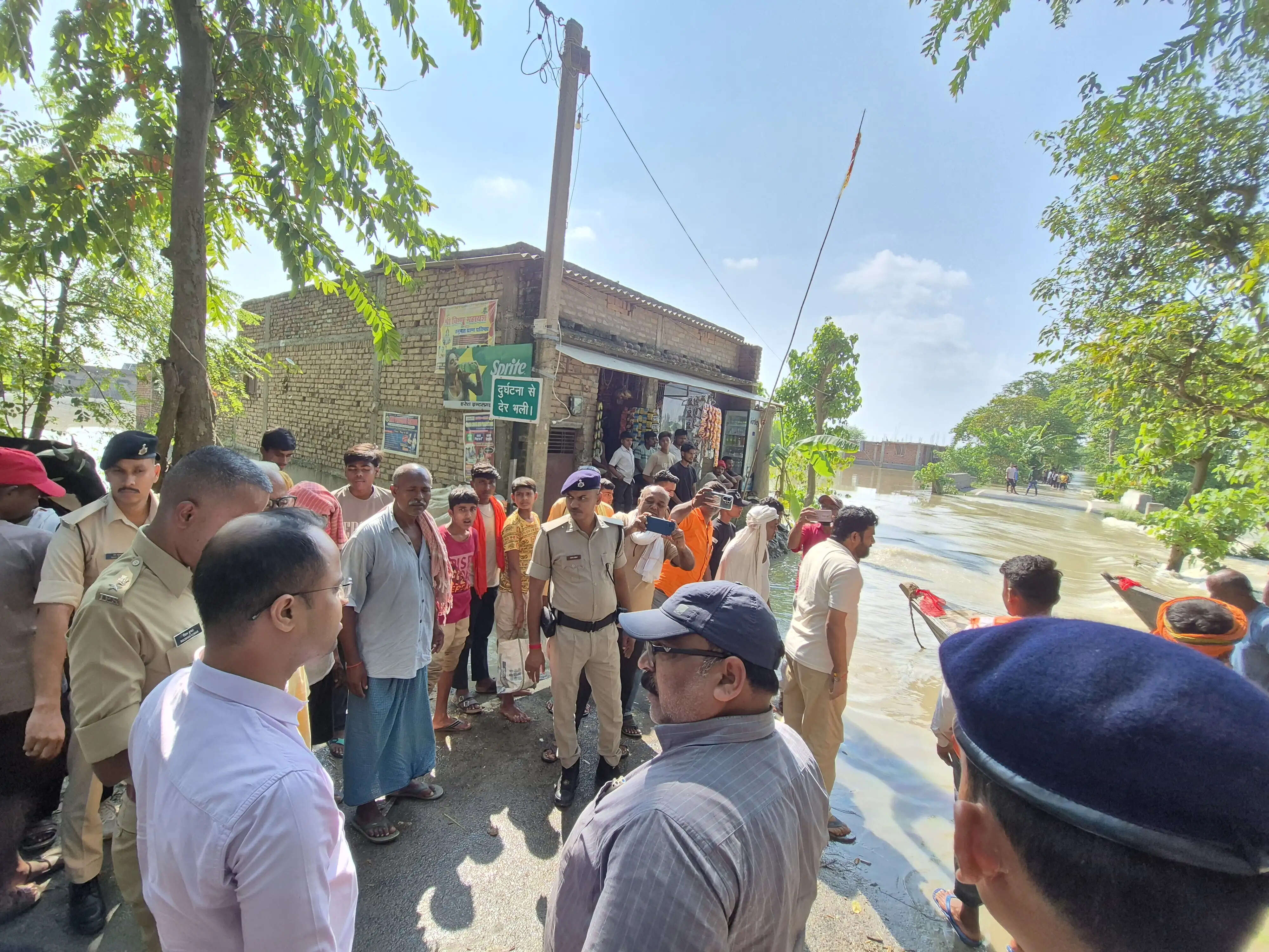गंडक के बढ़ते जलस्तर से मकेर व तरैया के निचले इलाकों में घुसा पानी