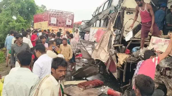 भिंड:&nbsp;ग्वालियर-इटावा हाईवे पर&nbsp;गैस सिलेंडरों से भरे ट्रक से भिड़ी&nbsp;स्लीपर बस, एक महिला की मौत