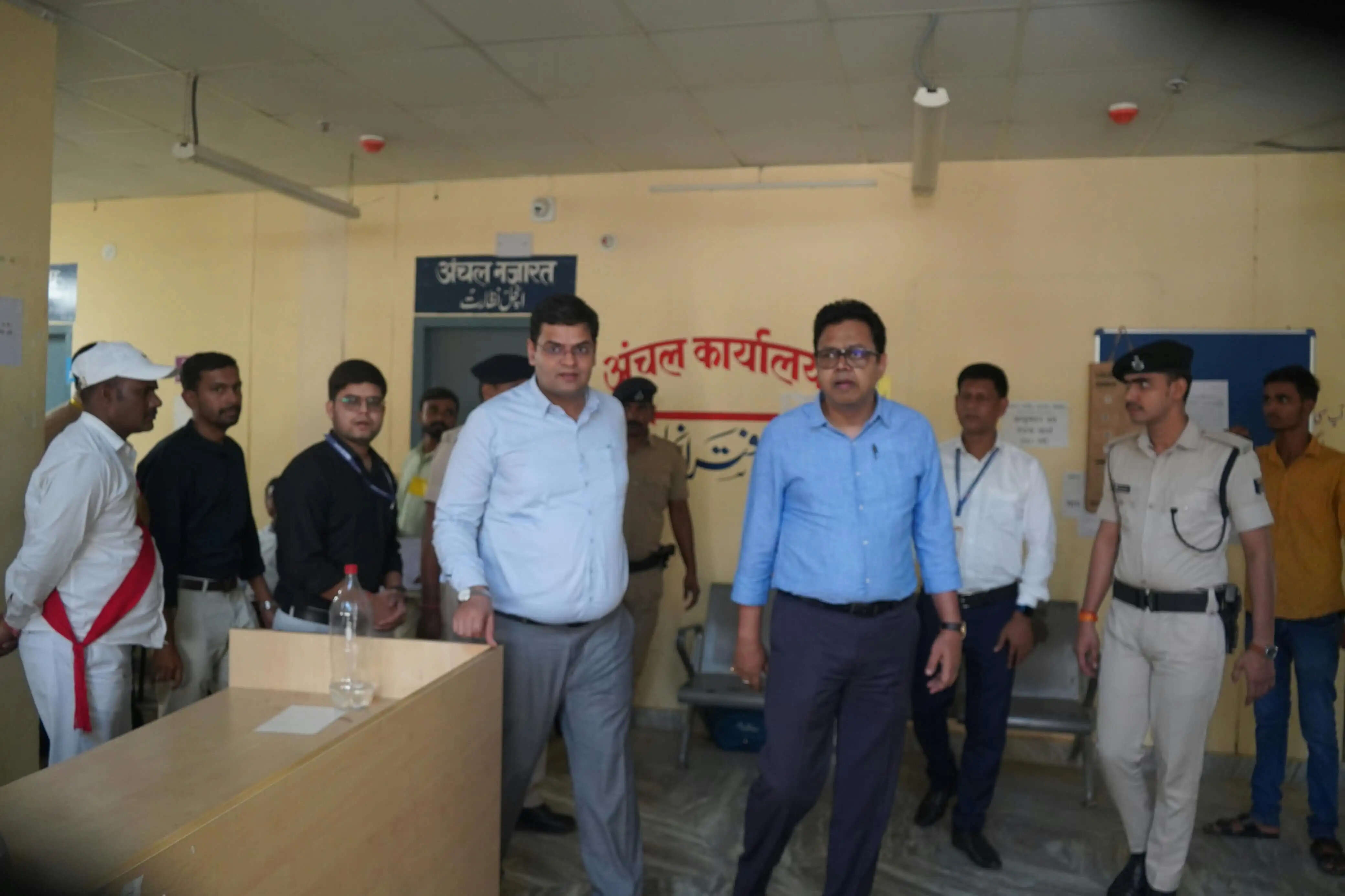 निर्वाची पदाधिकारी ने सहायक निर्वाची पदाधिकारी के साथ कोसी स्नातक चुनाव के मतदान केन्द्रों का लिया जायजा