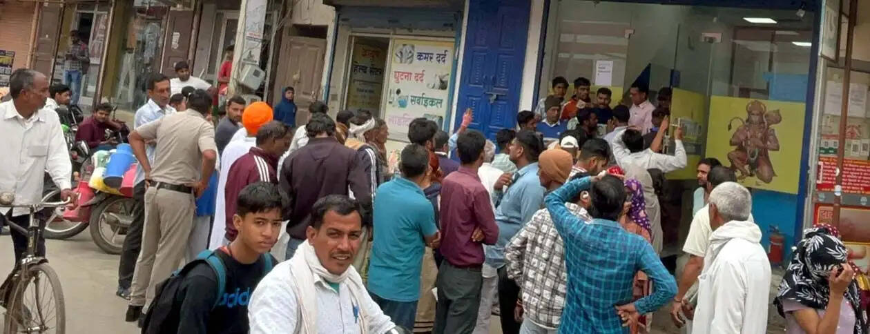 हांसी में गैस सिलेंडर नहीं मिलने पर लोगों ने किया गैस एजेंसी पर हंगामा