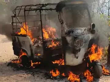 कोरबा में मड़वारानी पहाड़ पर चलती ऑटो में लगी भीषण आग, परिवार ने कूदकर बचाई जान