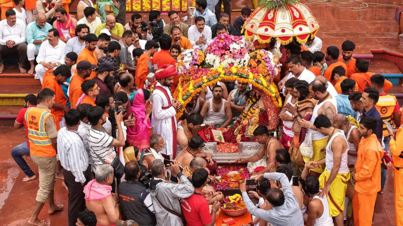 सावन के दूसरे सोमवार शिवमय हुई उज्जैन नगरी, पालकी में चंद्रमोलेश्वर और हाथी पर मनमहेश ने दिए दर्शन