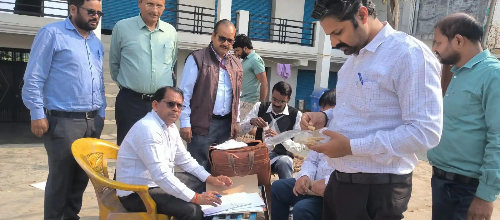 होली से पहले आजमगढ़ में 13.5 क्विंटल मिलावटी खोया-पनीर नष्ट, लाखों की मिलावटी मिठाई जब्त