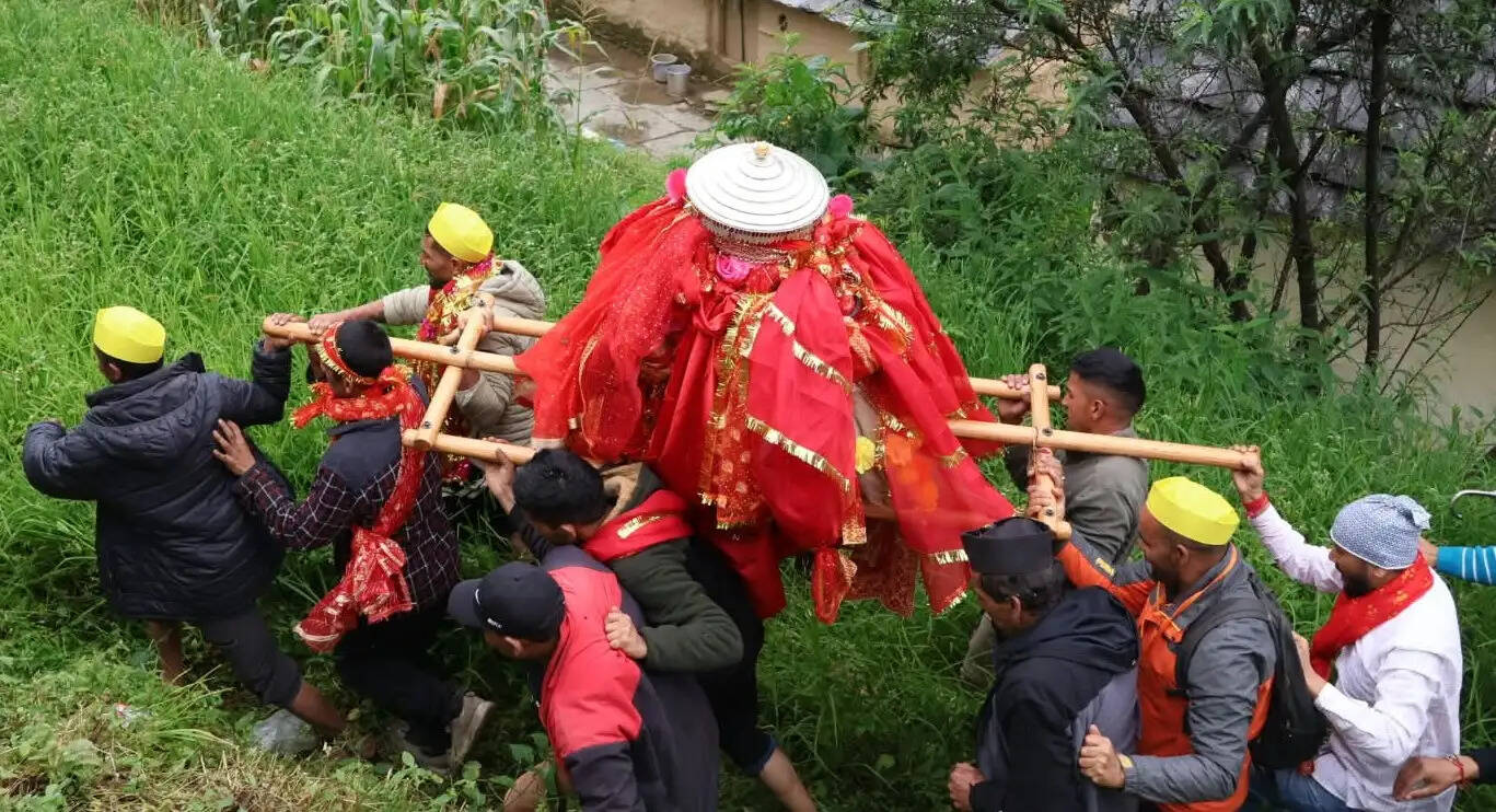 नम आंखों से विदा हुई नंदा, वाण से वेदनी के लिए रवाना हुई बड़ी जात