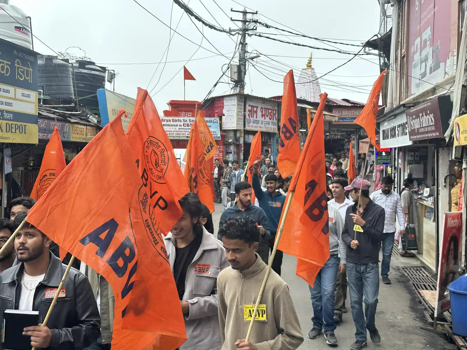 हिमाचल विश्वविद्यालय में फीस वृद्धि के विरोध में एबीवीपी का प्रदर्शन