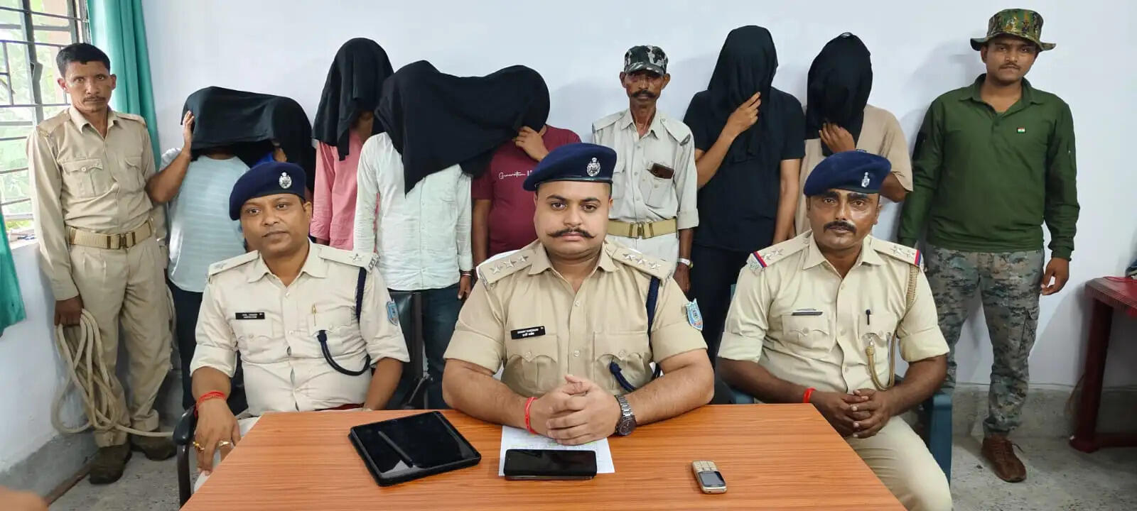 चांदनी होटल में देह व्यापार का खुलासा, पांच युवतियों सहित 12 गिरफ्तार