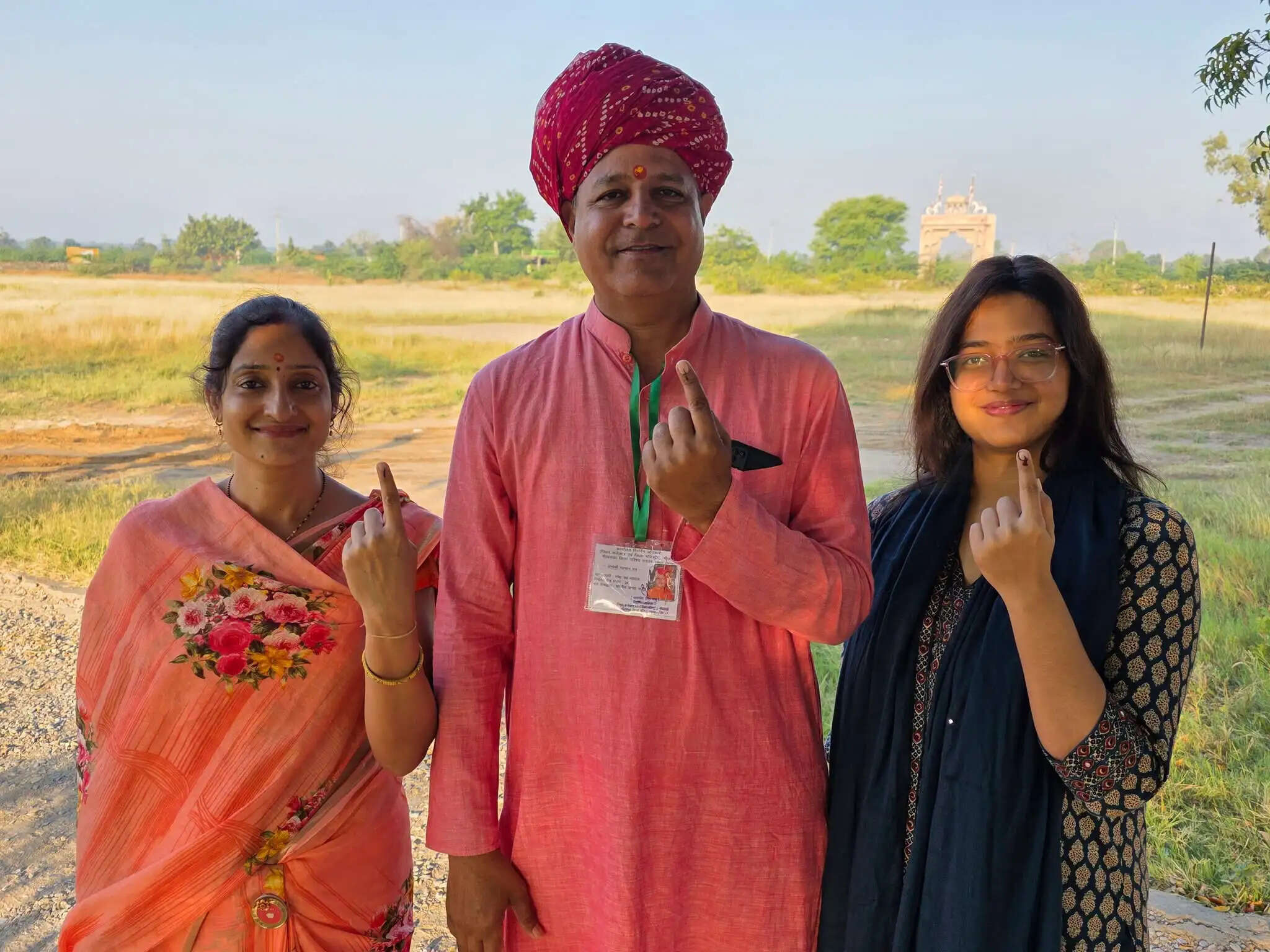 गांवों की सरकार चुनने के लिए मतदान, दोपहर 1 बजे तक 29.27% वोटिंग; कई बूथों पर ईवीएम में खराबी