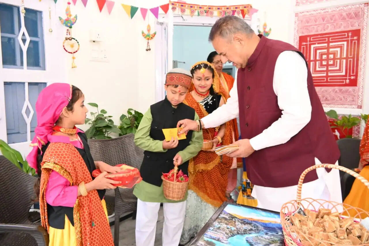 कृषि मंत्री ने लोक पर्व फूलदेई पर बच्चों को दिए उपहार