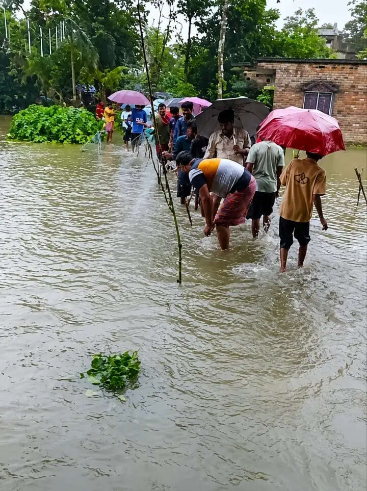 भारी बारिश से पूर्व मेदिनीपुर के हल्दिया में गंभीर स्थिति, स्कूल बंद