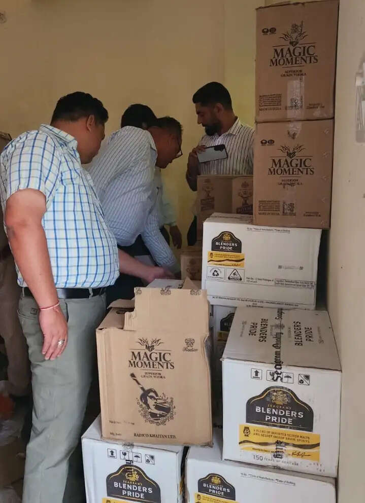 गगरेट में आबकारी विभाग की मकान में दबिश, 548 बोतलें जब्त