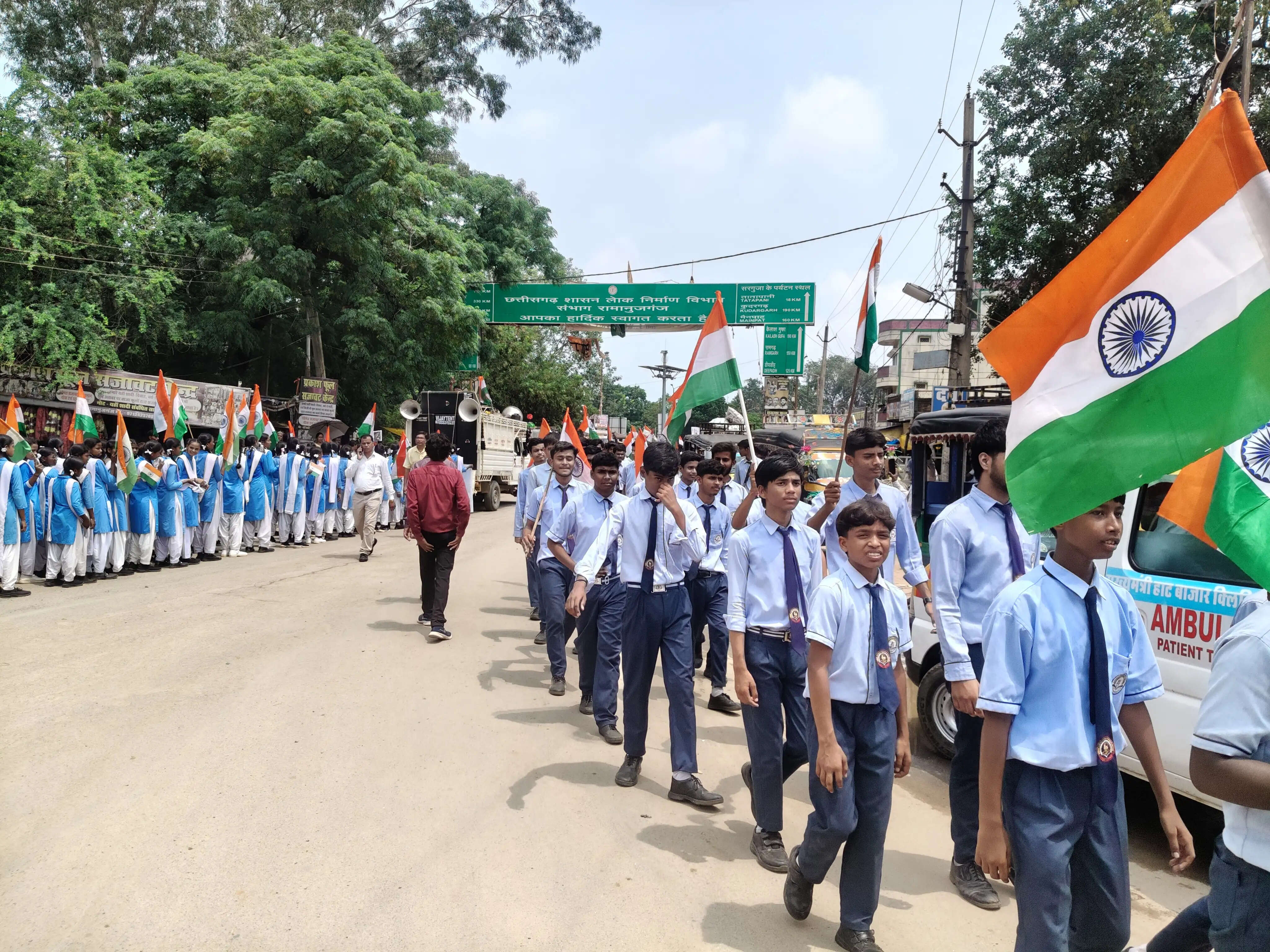 रामानुजगंज में निकली तिरंगा यात्रा, बड़ी संख्या में छात्र और नागरिक हुए शामिल