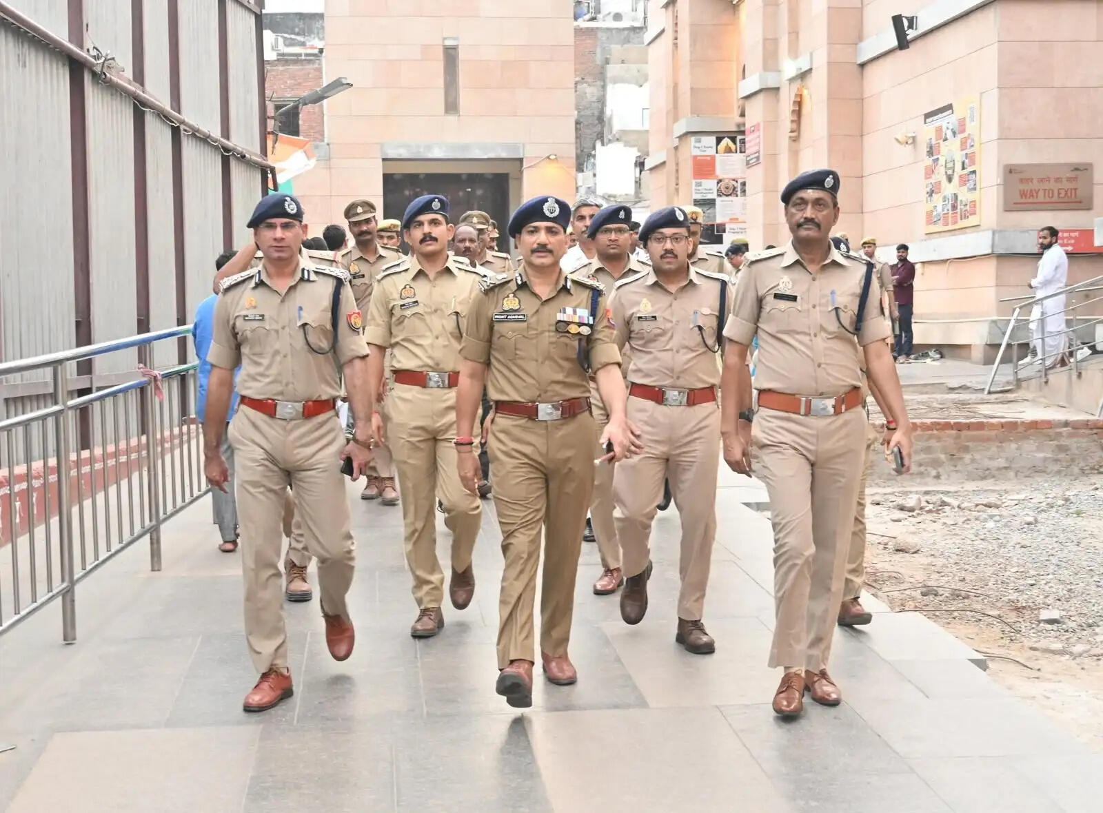 सावन के पहले पुलिस कमिश्नर ने काशी विश्वनाथ धाम में सुरक्षा तैयारियों को परखा, सुगम दर्शन पर जोर