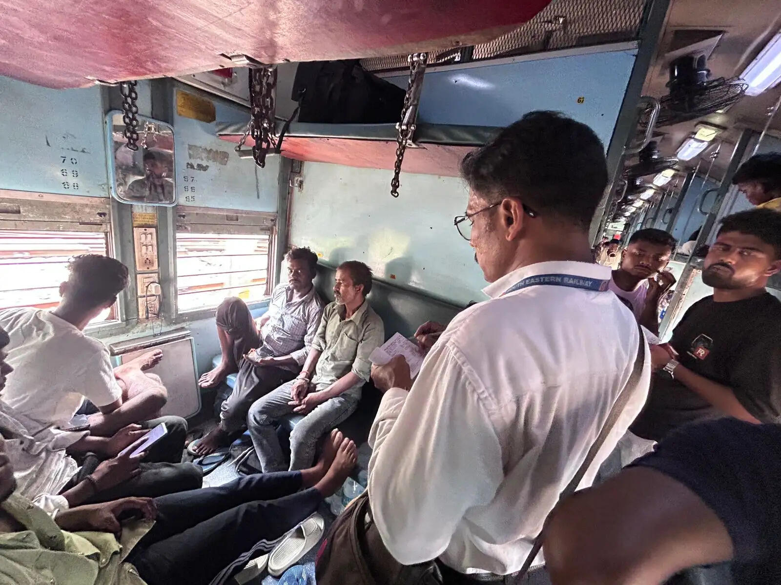 बिना टिकट यात्रियों पर रेलवे की कार्रवाई, पांच सौ से ज्यादा मामले पकड़े गए