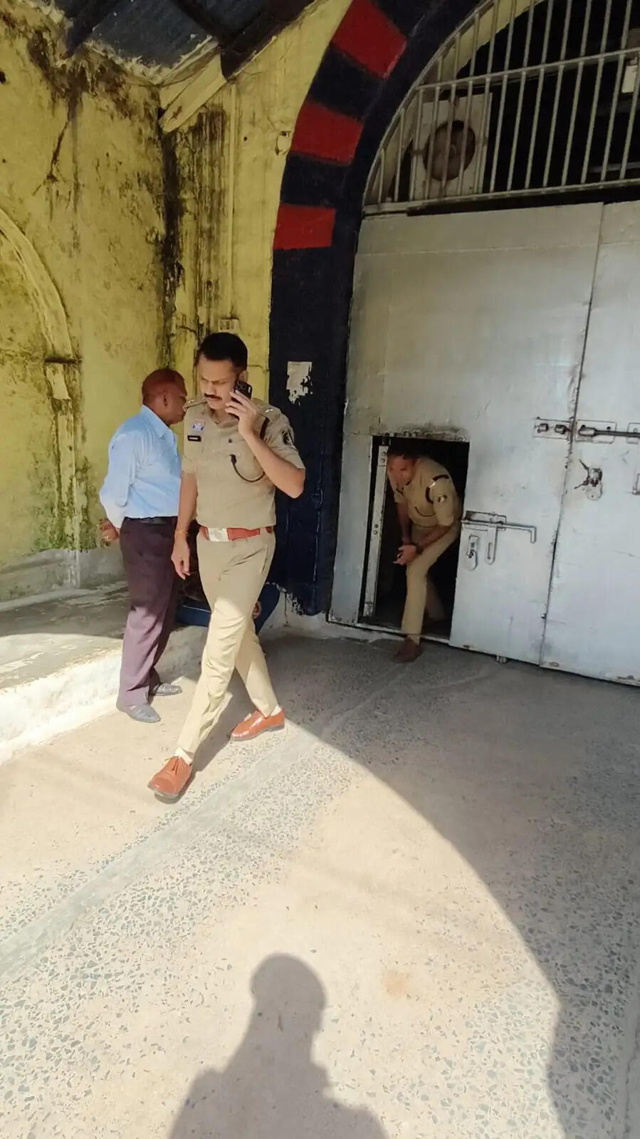 केंद्रीय जेल रायपुर में औचक छापा, 50 जवानों ने चार घंटे खंगाली बैरकें