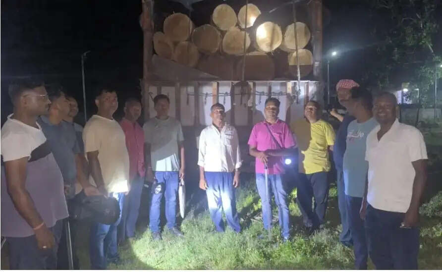 अवैध लकड़ी तस्करी मामले में ट्रक जब्त, चालक सहित तीन नामजद