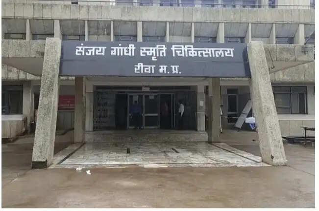 रीवा के संजय गांधी अस्पताल में हैरान करने वाला मामला, डॉक्टर ने मृत घोषित किया, अगले दिन चलने लगी सांसें
