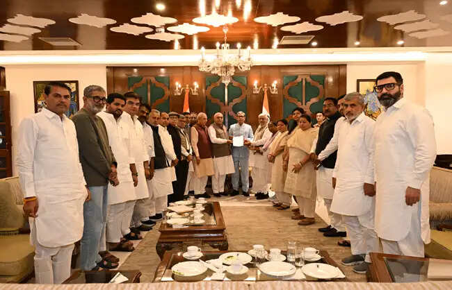 कांग्रेस&nbsp;ने&nbsp;राज्यसभा चुनावों में धांधली का&nbsp;आराेप&nbsp;लगा&nbsp;राज्यपाल काे&nbsp;दिया&nbsp;ज्ञापन