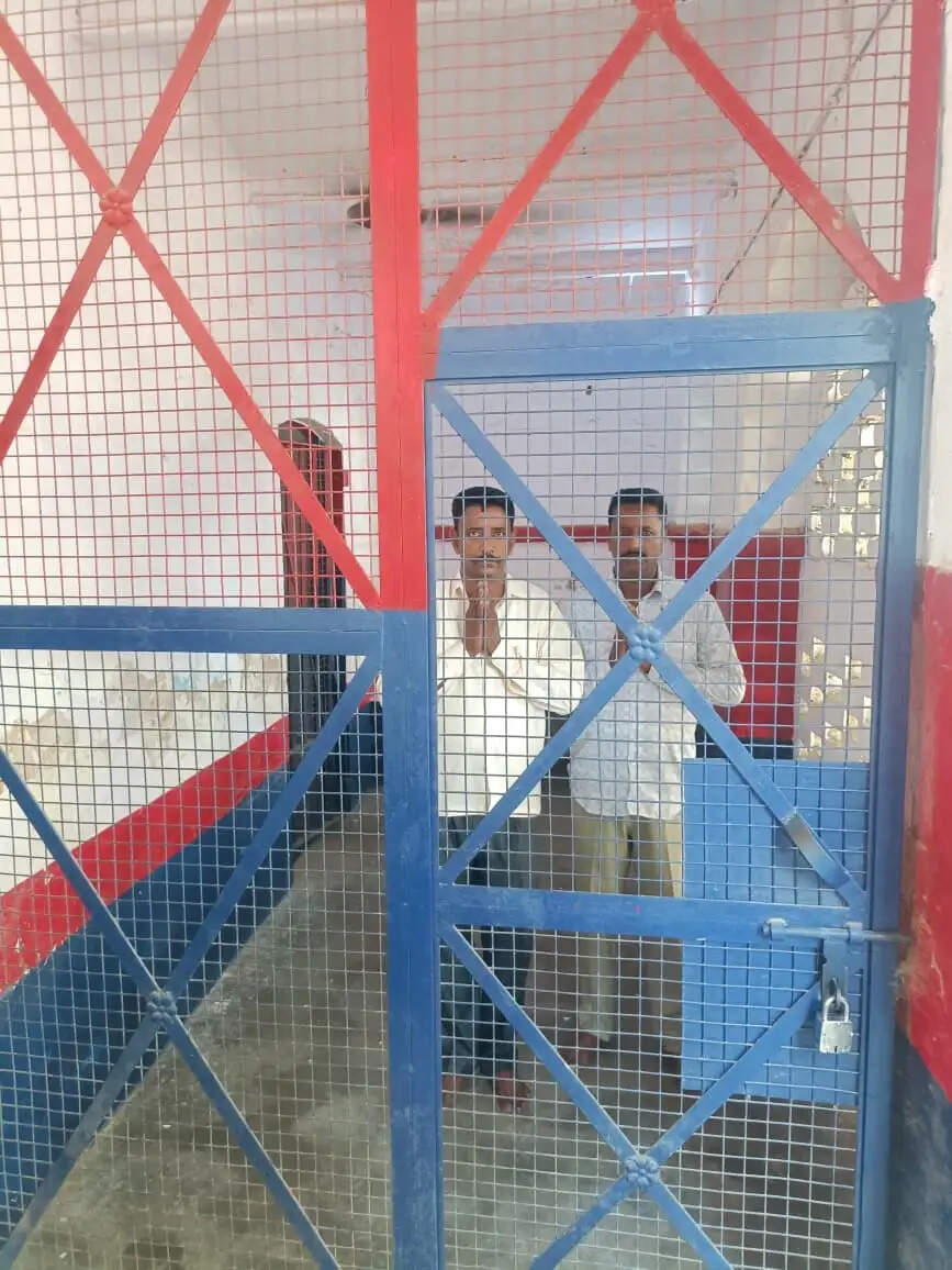 बेटे की शादी में हर्ष फायरिंग करने वाले पिता और चाचा गिरफ्तार