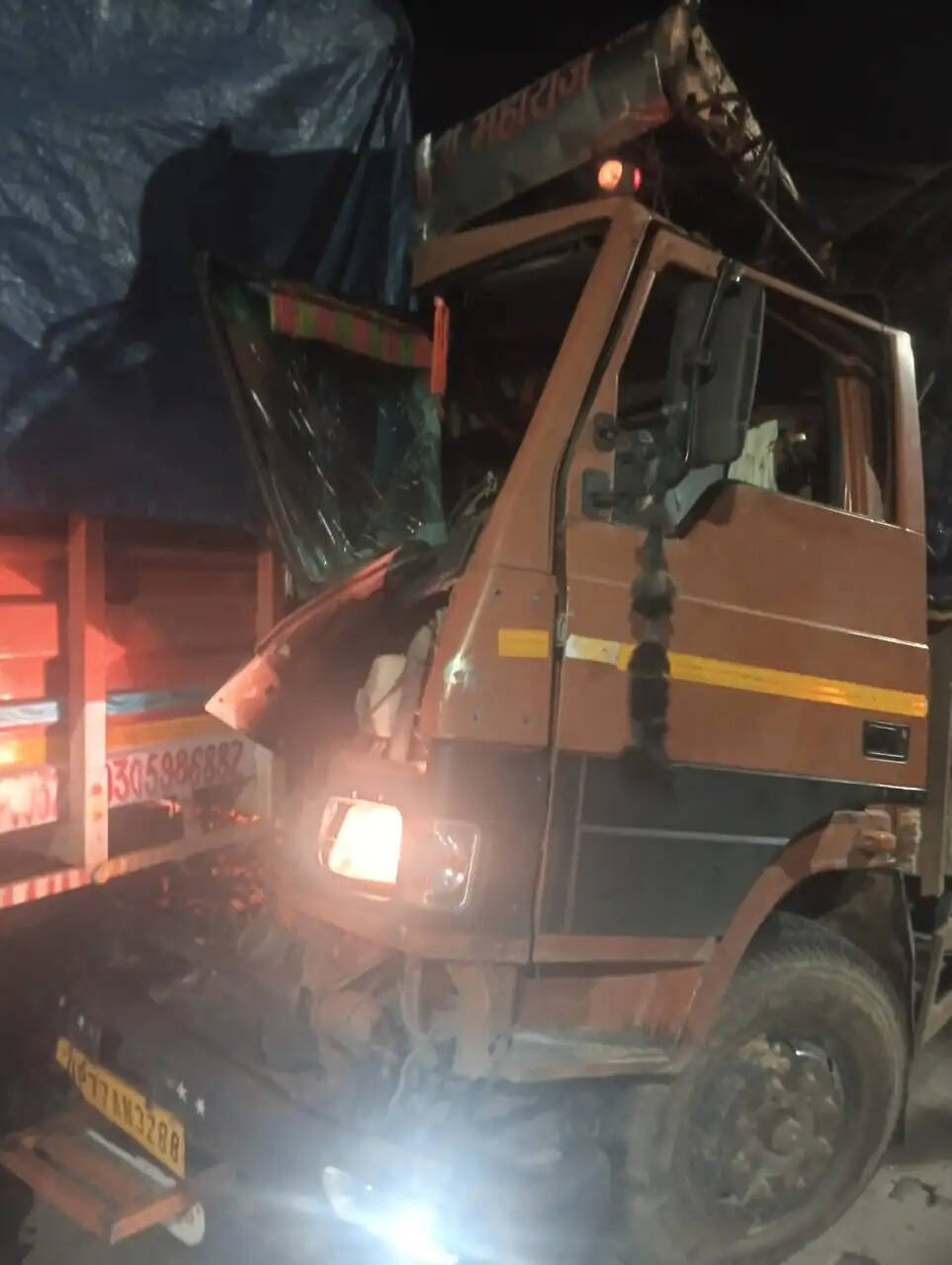प्रतापपुर ओवरब्रिज के पास डीसीएम की टक्कर में चालक की मौत