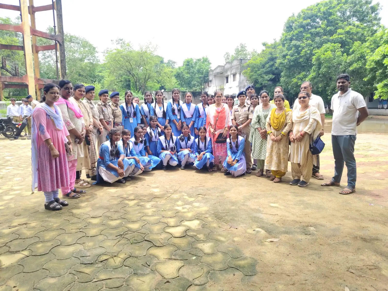 सिवनी हाई स्कूल में चांपा पुलिस का जागरूकता अभियान, छात्रों को दी नए कानून और साइबर सुरक्षा की जानकारी