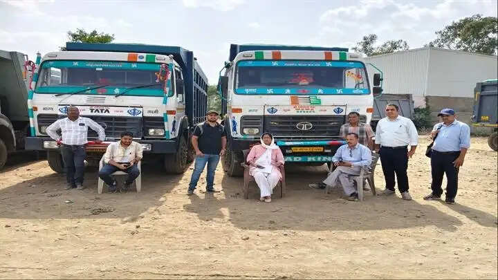 इंदौरः संयुक्त टीम ने किया रेत मंडी में औचक निरीक्षण, 3 डंपर जब्त