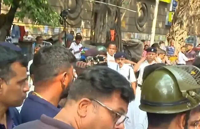 फॉर्म-6 को लेकर सियासी घमासान, सीईओ ऑफिस परिसर में तृणमूल समर्थित बीएलओ का प्रदर्शन