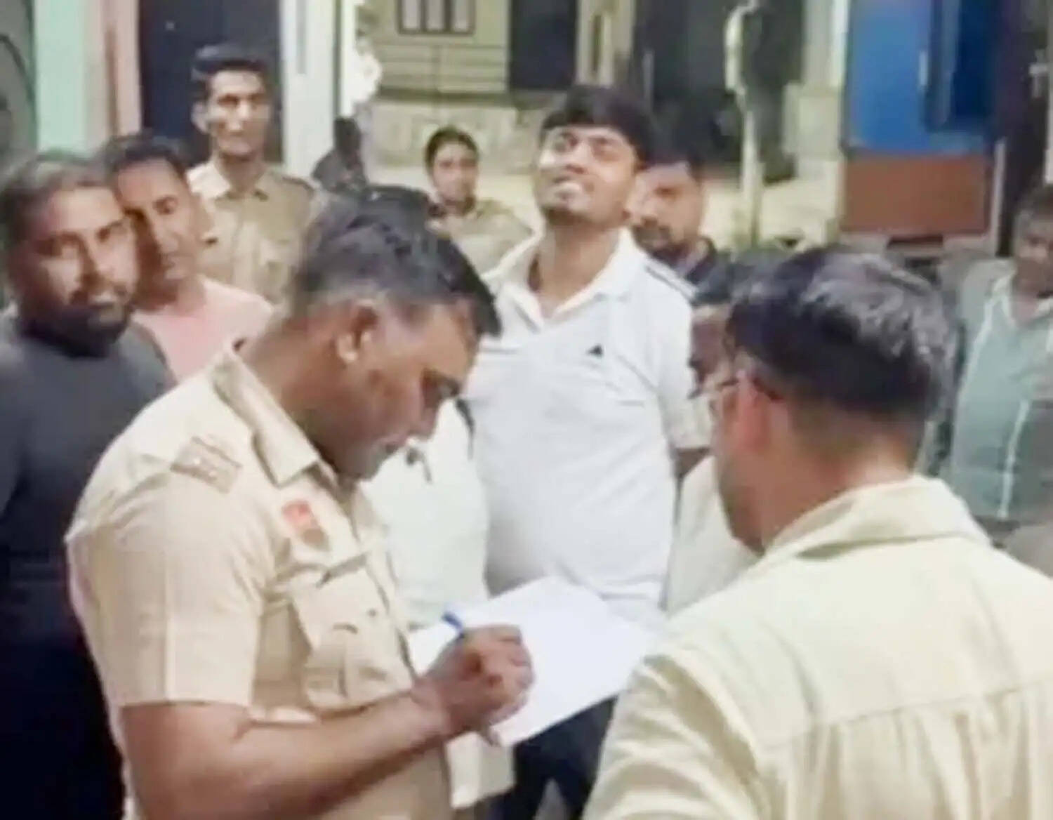 गुरुग्राम: पति ने पत्नी व चार बच्चों को जहर देकर मारा और खुद भी हाथों की नसें काटी