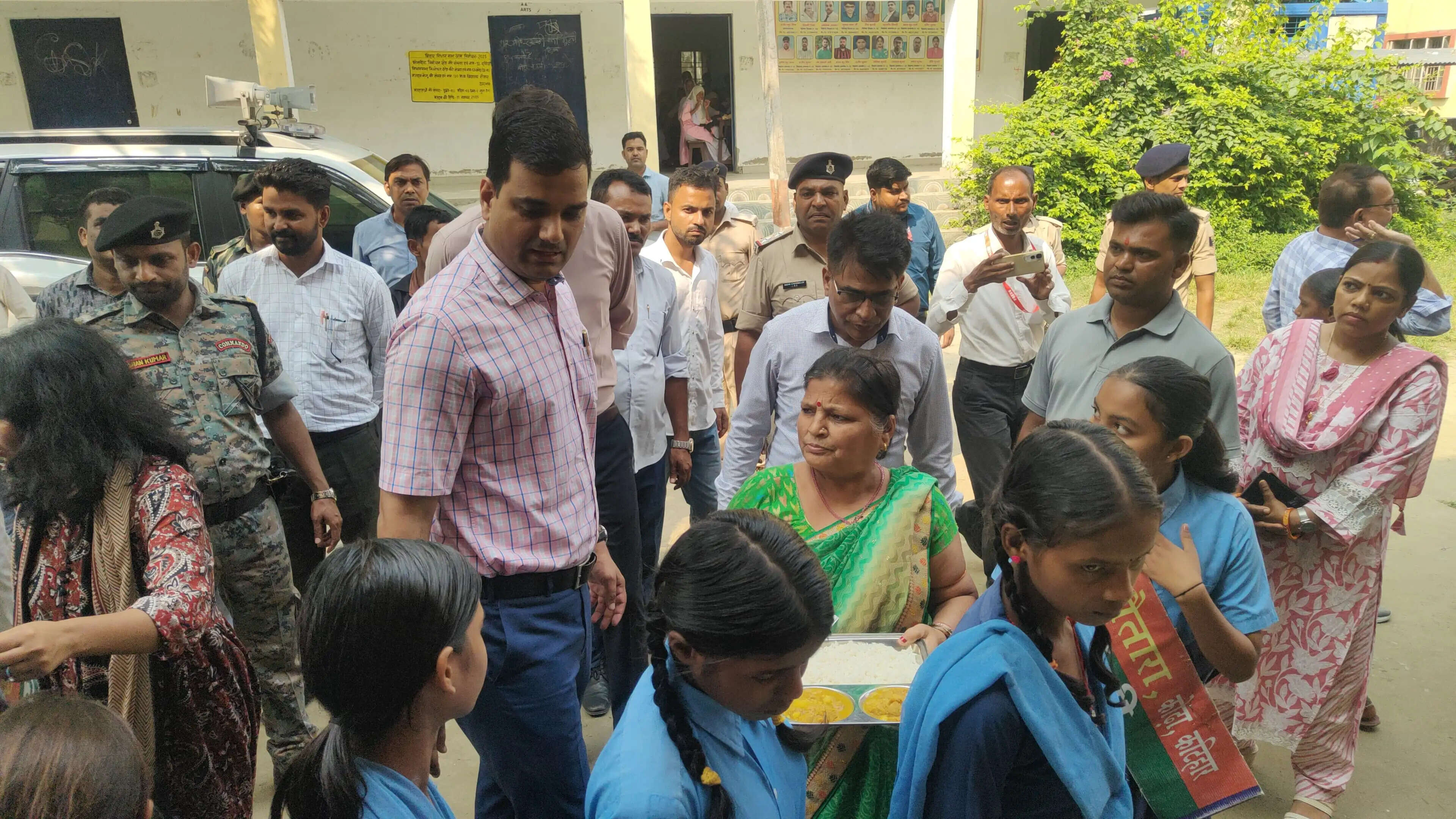रौतारा मिडिल स्कूल में जब 'शिक्षक' बने डीएम: कक्षाओं में पहुंचकर ली क्लास, सवाल-जवाब से परखा ज्ञान