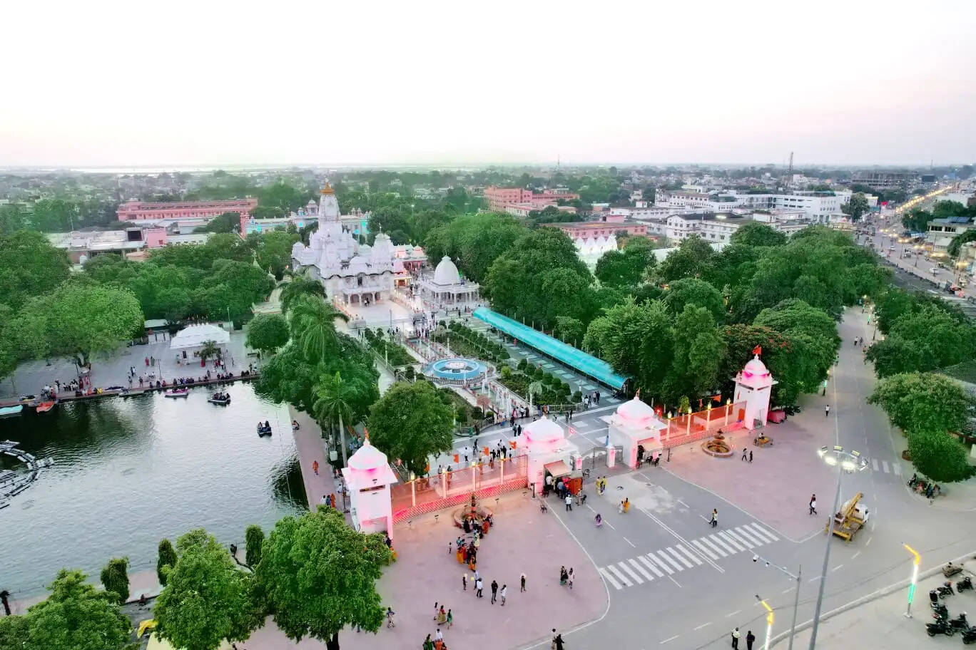 काशी और अयोध्या दर्शन करने वाले श्रद्धालु पहुंच रहे गोरखनाथ मंदिर