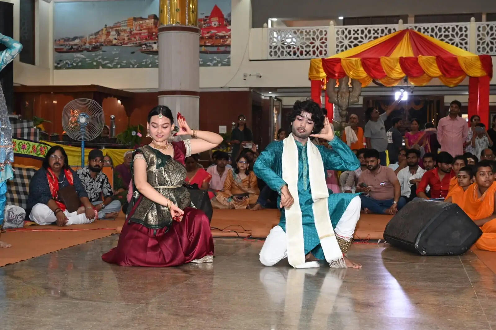 वाराणसी : लीलाधर के जन्म के उत्सव में डूबा दुर्गाकुंड मणि मंदिर