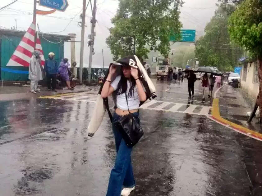 बारिश जारी, मौसम सर्द, पिछले वर्ष भी आज के दिन हो रही थी बारिश