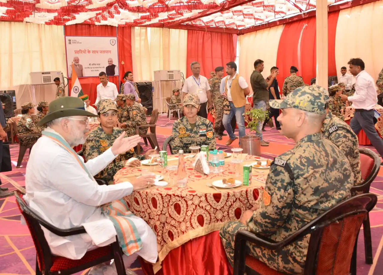 राजस्थान सीमा पर पहुंचे अमित शाह, जवानों से किया संवाद, सांचू पोस्ट से देखा पाकिस्तानी इलाका