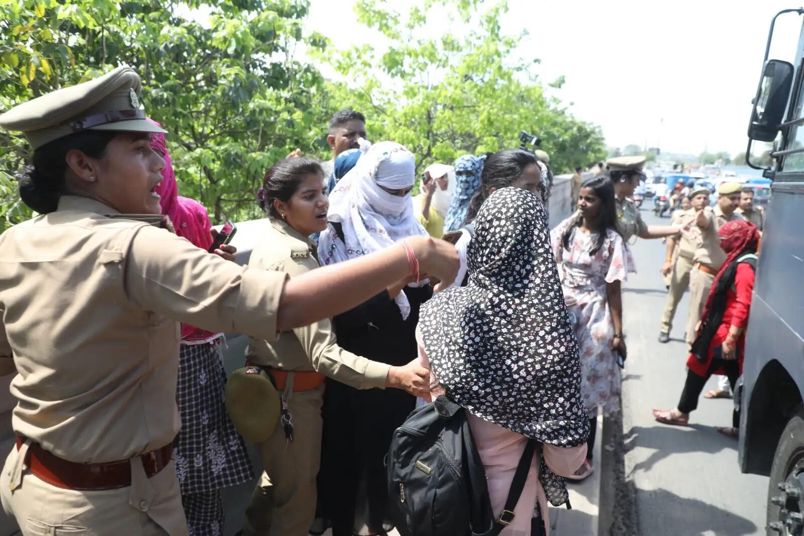 लखनऊ में 1076 हेल्पलाइन के कर्मचारियों ने किया प्रदर्शन, मुख्यमंत्री आवास की ओर कूच करने पर पुलिस ने रोका