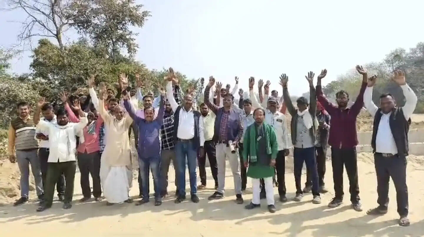 अमेठी में निर्माणाधीन रिंगरोड पर अंडरपास की मांग को लेकर ग्रामीणों ने किया धरना -प्रदर्शन