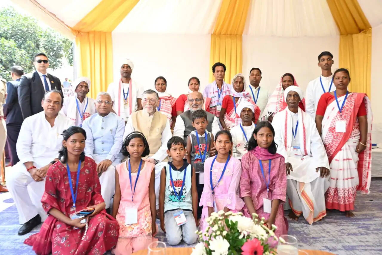 उपराष्ट्रपति सीपी राधाकृष्णन ने उलिहातु में बिरसा मुंडा को दी श्रद्धांजलि, वंशजों से की मुलाकात