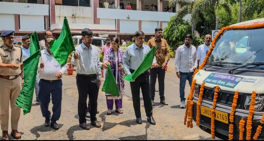 स्वच्छता को लेकर उपायुक्त ने रवाना किया सीएनजी कचरा वाहन